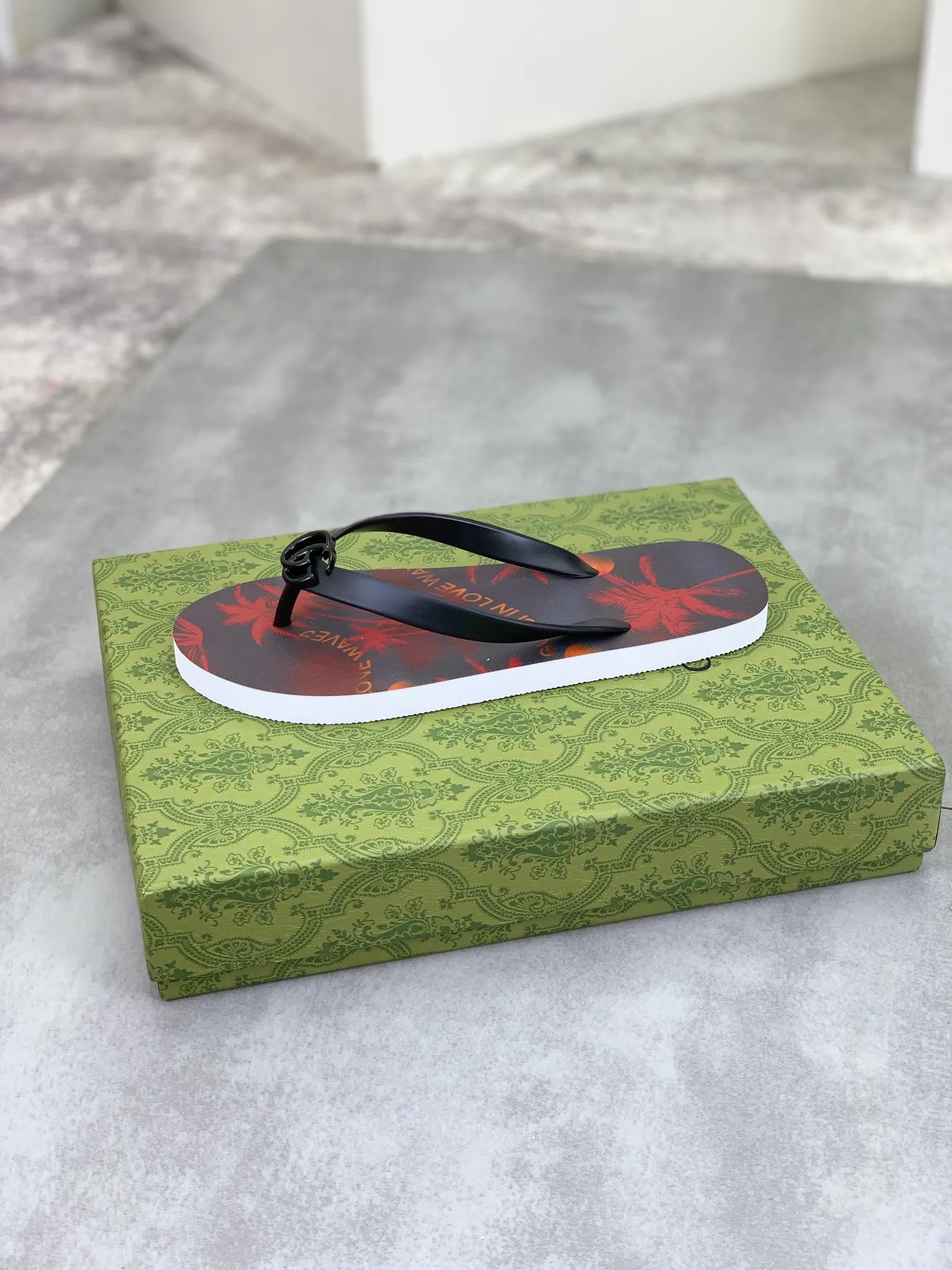 Men's men's shoes 💰P220💰【New style】🆘【GUCCI】Official website's popular Gucci adult couple 🧑‍🤝‍🧑 style, children's flip-flops are on sale at the counter simultaneously! Original fabric imported from Italy. Original bottom provided by the original factory. Size: Adult 36-45. Children’s size: 30-37. Multiple colors available.